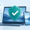 Illustrasjon av en bærbar PC og en mobiltelefon med et beskyttende skjold, omgitt av symboler for nedlasting, netthandel og mistenkelig e-post.